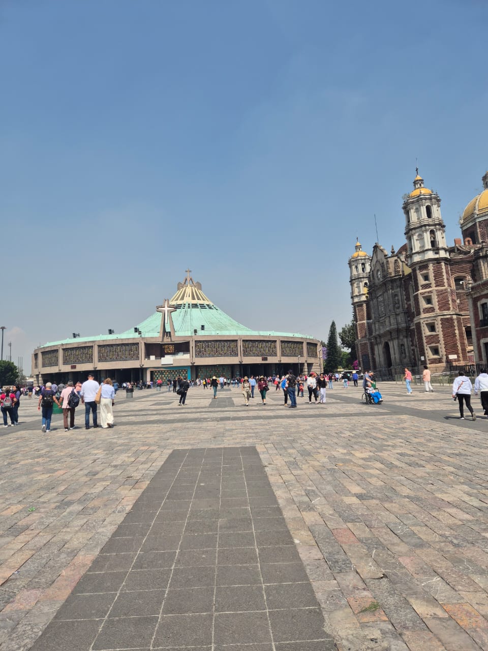 Nova basílica e ao lado a antiga basílica