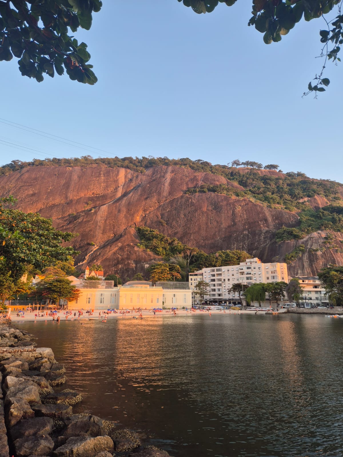 Praia do Leme e o paredão atrás