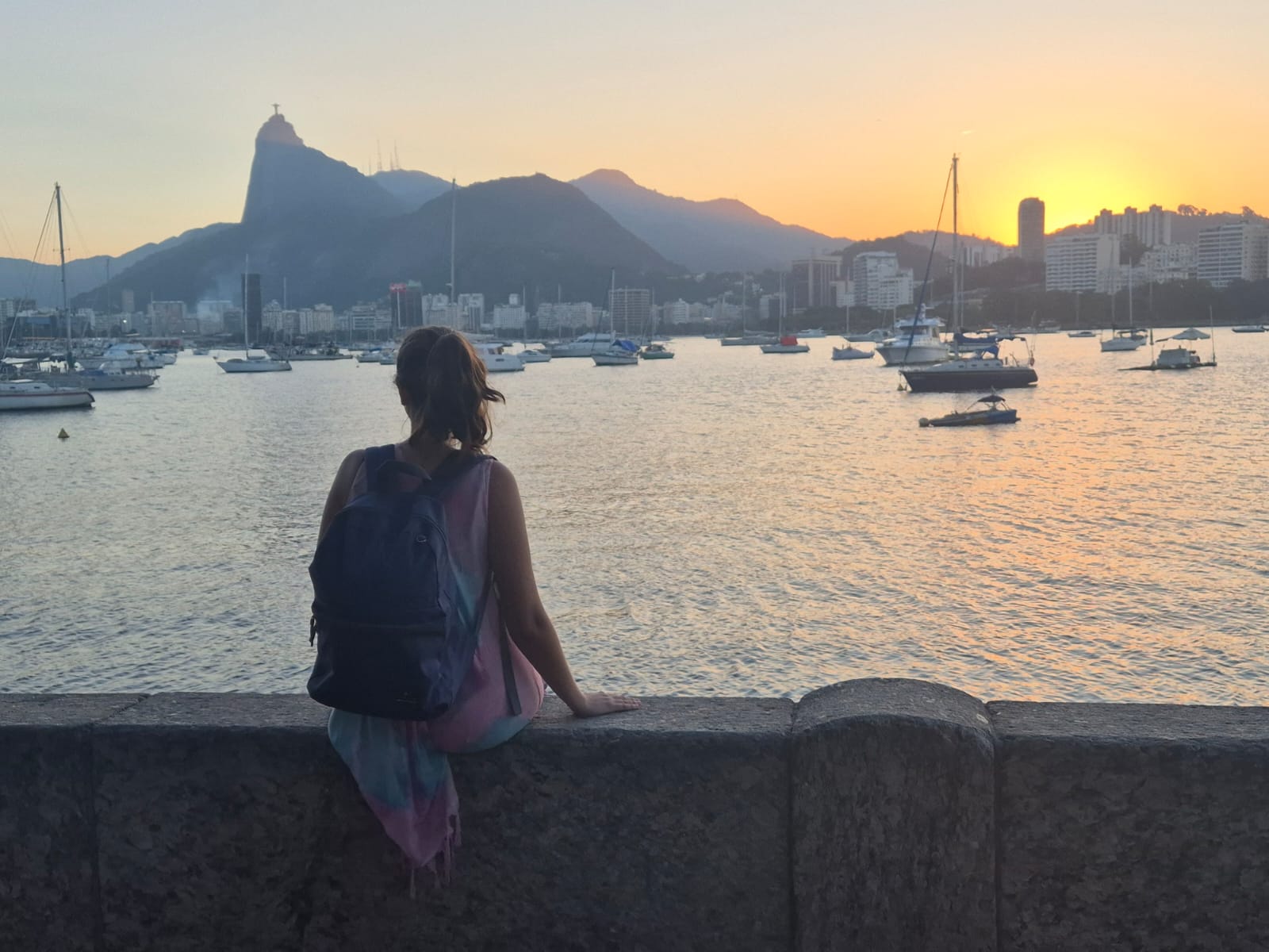 Sentadinha na mureta da Urca